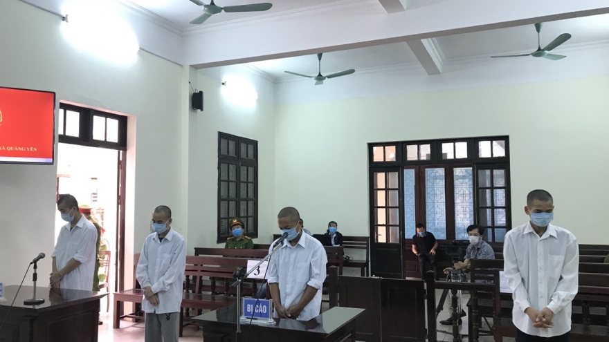 30 tháng tù giam cho 4 đối tượng hành hung cán bộ phòng dịch ở Quảng Ninh